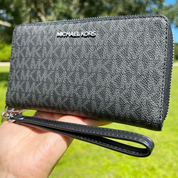 Gaby’sBags💕NWT Michael Kors Wristlet phone wallet - Picture 2 of 3